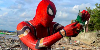Indonéský Spiderman pomáhá v boji proti pandemii