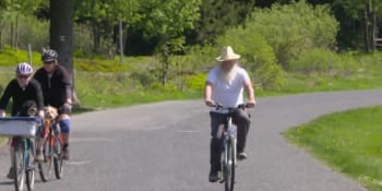 Na kole jezděte jen s přilbou, vybízejí dopravci