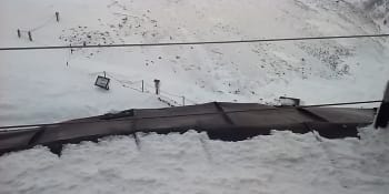 Následky silných větrů na Sněžce: Polská meteorologická stanice byla poničena, vrchol hory je z polské strany uzavřen