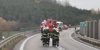 Na Mělnicku narazil autobus s dětmi do nákladního auta. Jedna žena zemřela, 11 lidí se zranilo