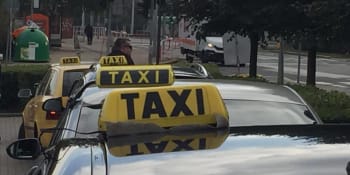 Protestní jízda taxikářů v Praze: U letiště doprava už kolabuje, komplikace čekejte i v Lipské a Aviatické