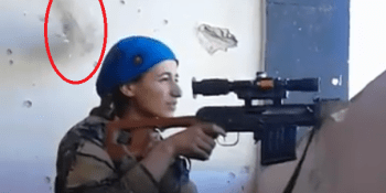 VIDEO: Sniper ISIS málem ustřelil kurdské bojovnici hlavu. Ta se jen smála