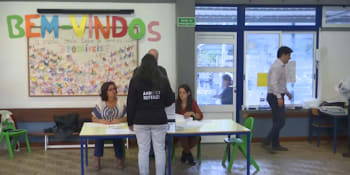 VIDEO: V Portugalsku jdou dnes lidé k volbám. Volí parlament