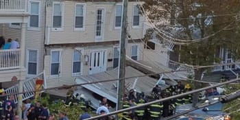 Nejméně 21 raněných při pádu několika pater dřevěných balkónů na slavnosti v USA