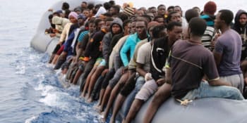 Je nutné přijímat více uprchlíků přímo z Afriky! Komisař EU pro uprchlíky naléhá na zintenzivnění přerozdělování