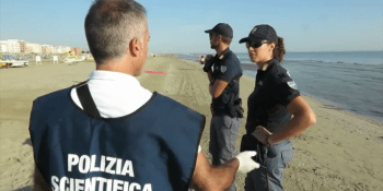 Polskou turistku na italské pláži hromadně znásilnili čtyři muži. Jejího manžela zbili do bezvědomí