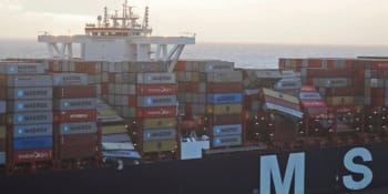 Z nákladní lodi spadlo 270 kontejnerů. Lovci pokladů na březích nizozemských ostrovů mají druhé Vánoce