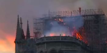 Notre-Dame: Po devíti hodinách živel zvládnut. Konstrukce katedrály zachráněna