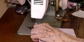 VIDEO: S výrobou roušek pomáhá i devětaosmdesátiletá seniorka. Rozdává je zdarma