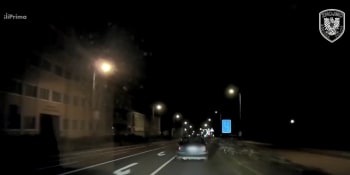 VIDEO: Ulicemi Znojma se prohánělo auto v žalostném stavu. Ani řidič nebyl v nejlepší kondici