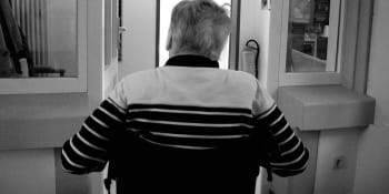 Lidem středního a staršího věku užívajícím antidepresiva hrozí podle studie třikrát vyšší riziko demence