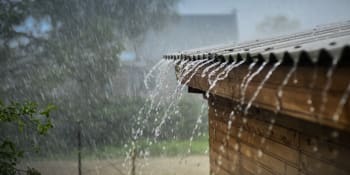 Lidé by měli šetřit pitnou vodou, stát rozdá dotace na využití dešťové. Kde všude to lze?