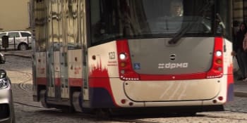 Tragédie v Olomouci. Tramvaj zachytila vystupující ženu, devastujícím zraněním podlehla