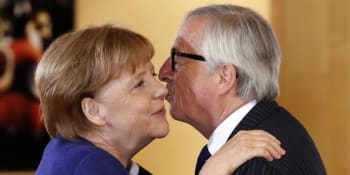 Historie dokáže, že Merkelová měla s uprchlíky pravdu, tvrdí Juncker. Proč ho políbil Trump a proč on sám tak rád líbá ostatní?