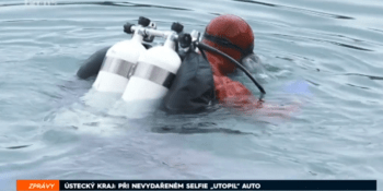 Kuriózní nehoda na Teplicku: Při nevydařeném selfie utopil auto