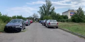 VIDEO: Jak dostat autovraky z ulic? Starostové jsou bezmocní, obyvatelé naštvaní