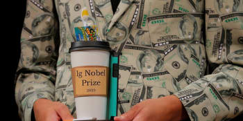 Laureáti Ig Nobelových cen studovali špinavost bankovek, teplotu varlat nebo tužky v ústech