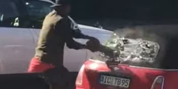 VIDEO: Běsnění nigerijského migranta na parkovišti v Německu, poškodil auta za víc než milion