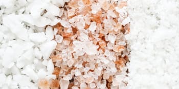 Propagovaná himalájská sůl je několikrát dražší než běžná kuchyňská sůl. Má větší přínosy pro zdraví?