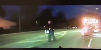 VIDEO: Nepozorný řidič srazil policistu