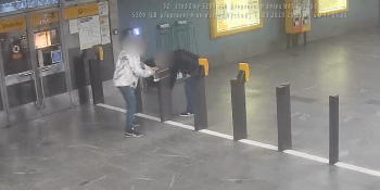 VIDEO: Vandal ukopl dezinfekční dávkovač v metru. Hrozí mu vysoká pokuta