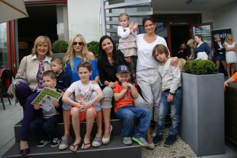 Hvězdné matky: Štěpánka Duchková , Martina Gavriely, Gábina Partyšová a jan Adamcová s dětmi (zleva)