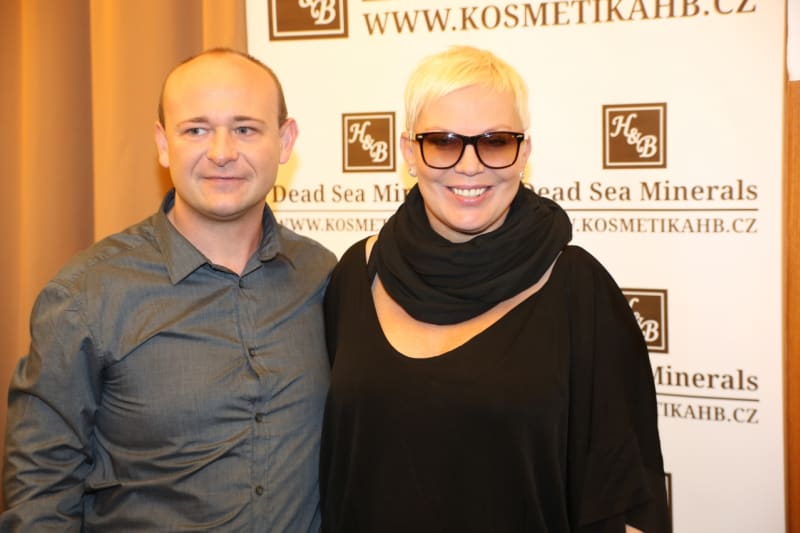 Kateřina Kornová s organizátorem Muže roku Davidem Novotným