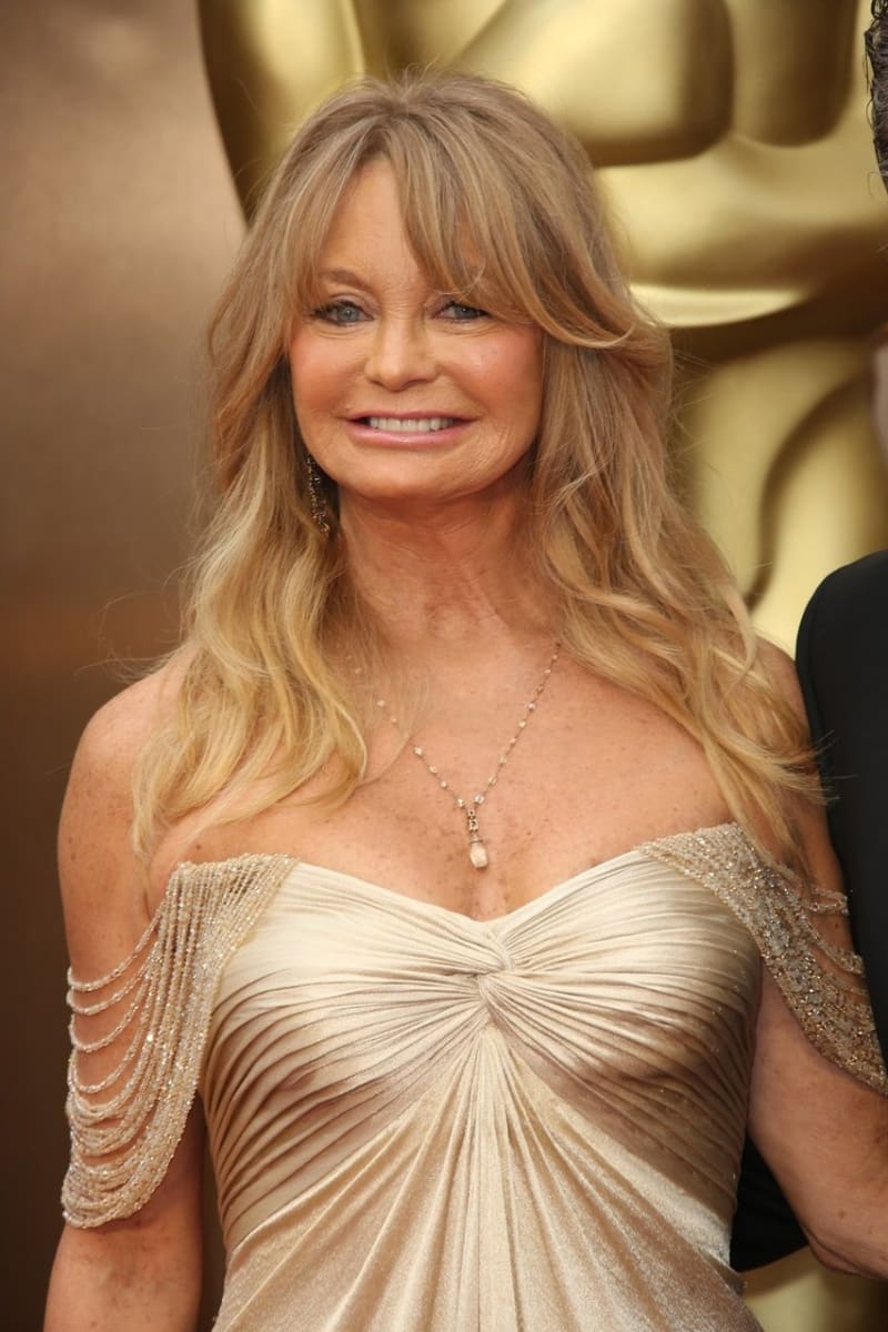 Brr, Goldie Hawn se pomalu ale jistě proměnuje ve svou postavu ve filmu  Smrt jí sluší