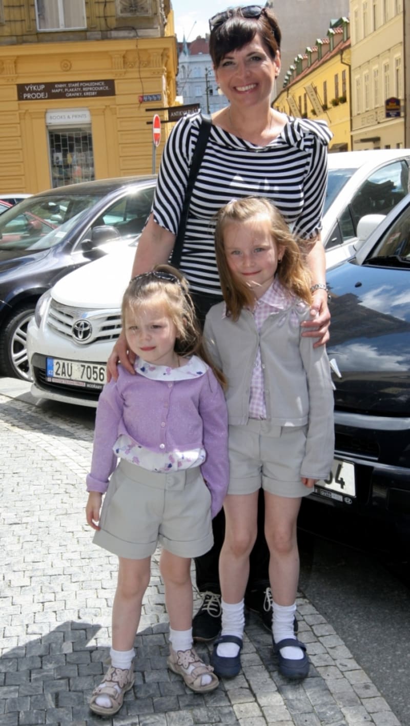Herečka Bára Kodetová s dcerami Violetou (vpravo)  a Sophií
