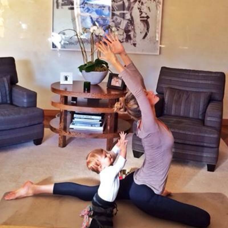 ... a doma učí jógu i dceru