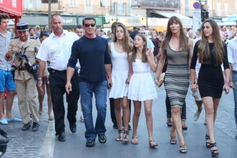 Sylvester Stallone s manželkou a dcerami na dovolené ve Francii