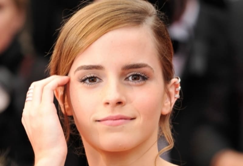 Emma Watson si ozdobila ucho třemi naušnicemi
