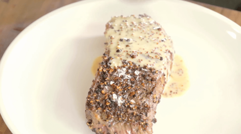Steak s pepřovou krustou a omáčkou z hrubozrnné hořčice