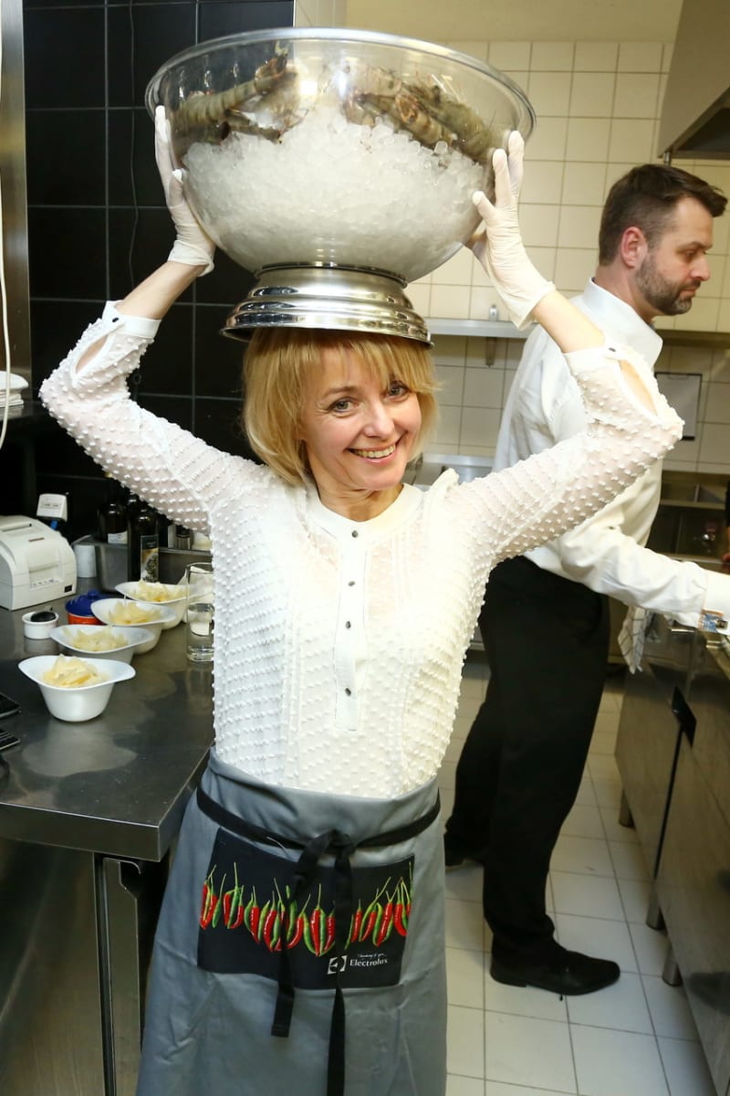 Valentýnské vaření proběhlo v profi kuchyni restaurace Avantgard. Veronika Žilková přináší chlazené krevety.