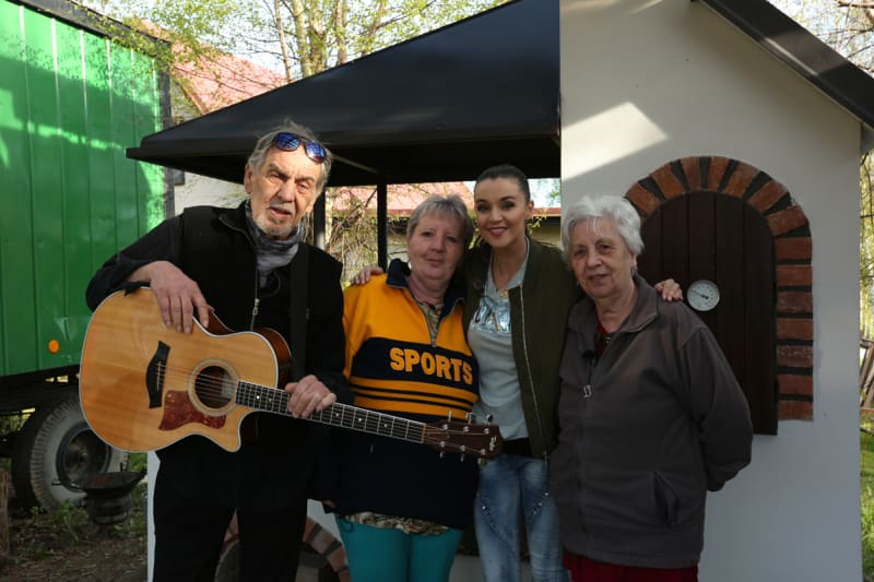 Libuška, Jana, Iva a slavný tramp Wabi Daněk se svojí kytarou
