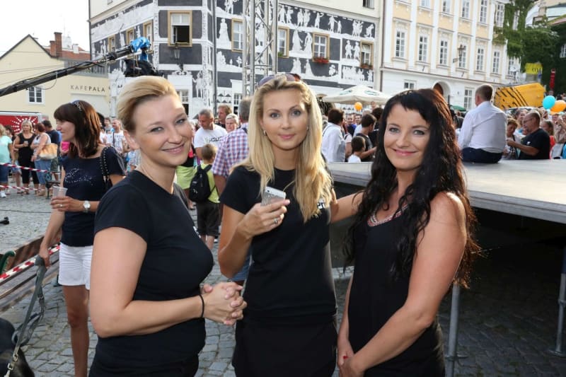 Moderátorka odpoledních zpráv Sandra Parmová (uprostřed) s divačkou, které FTV Prima změnila během sobotního odpoledne image (vpravo)