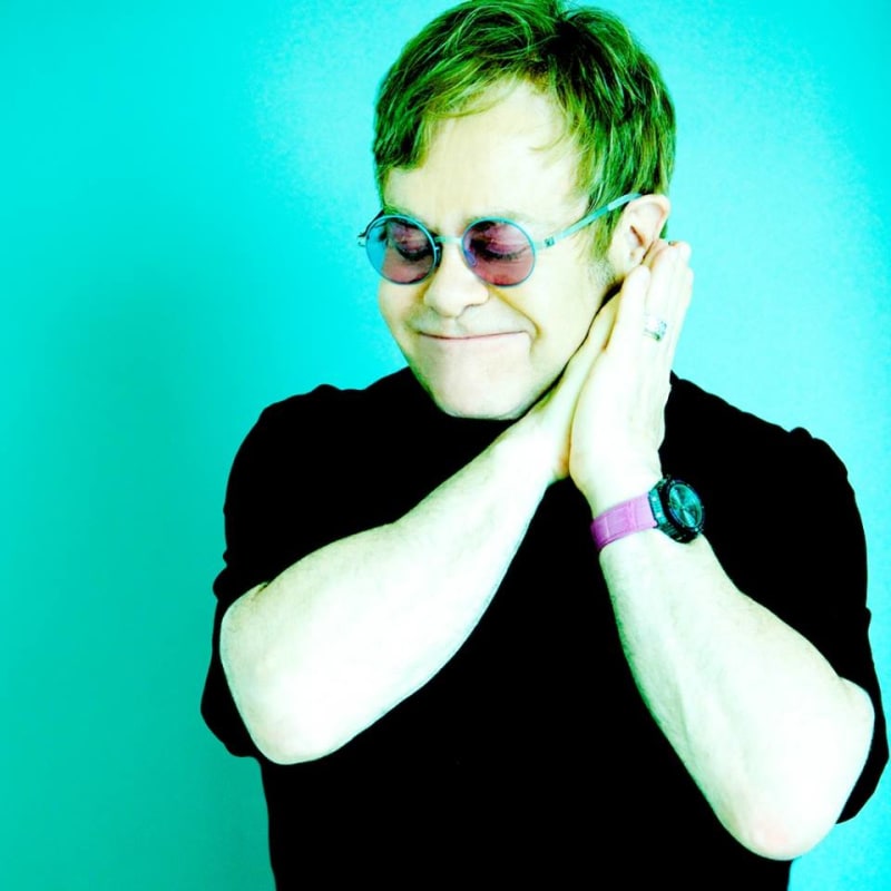 Zpěvák Elton John se nebojí ani extravagantnějších snímků