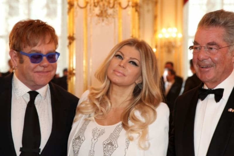 Zpěvák Elton John, herečka Stacy Ferguson a rakouský prezident Heinz Fischer