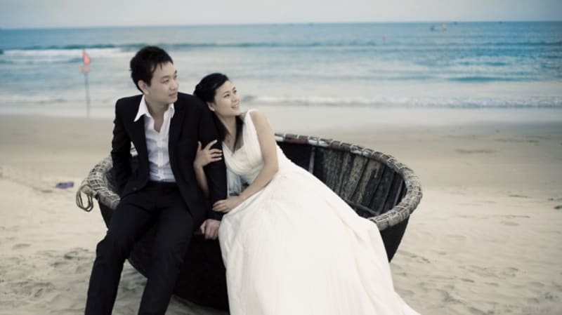 Svatba na pláži je romantická a navíc není tak nedostupná, jak by se mohlo zdát. FOTO: linh-ngân