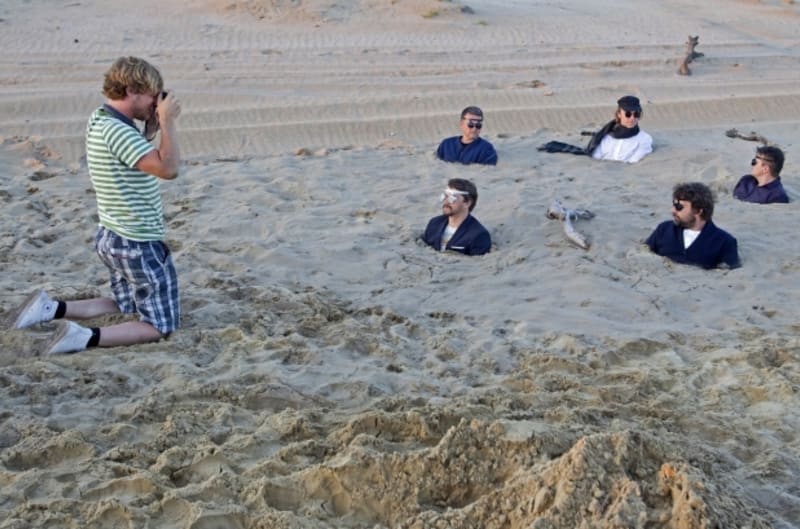 Dan Bárta a jeho kapela zahrabaná v písku