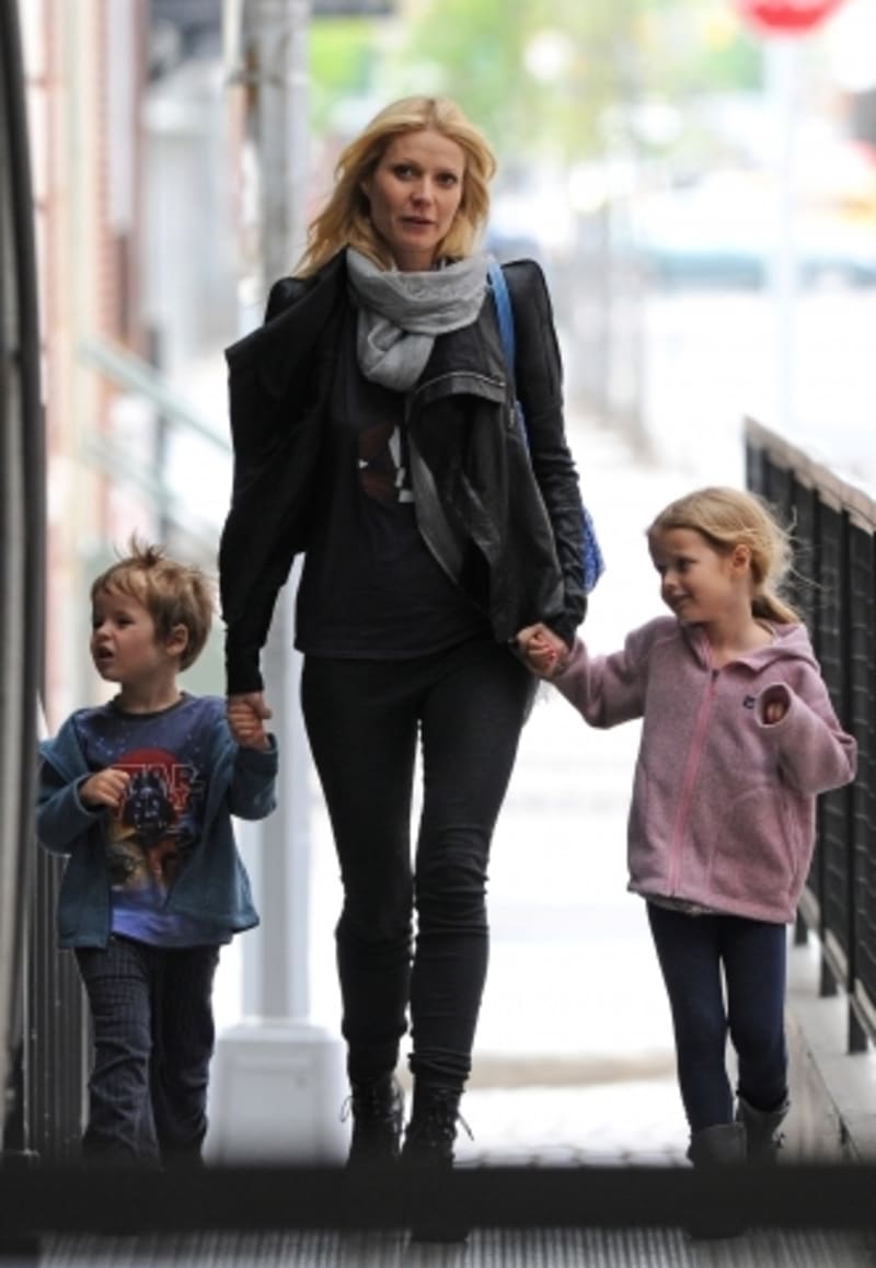 Gwyneth Paltrow se svými dětmi na procházce v Londýně