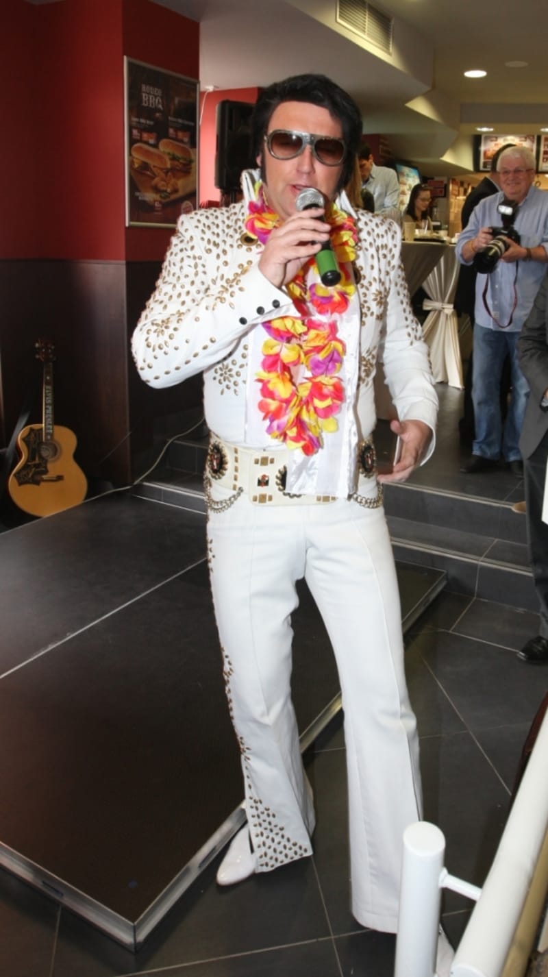 Oblek vyšel Elvise na 60 000 Kč a šila mu ho firma v USA, která oblékala i Elvise