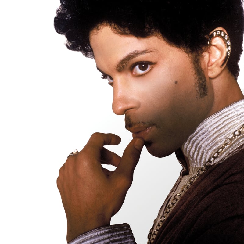 Prince má také podivný knírek, aniž by byl Movember