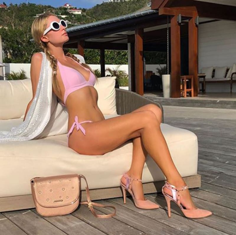 Skoromanželka Paris Hilton předvádí luxusní postavičku u bazénu.