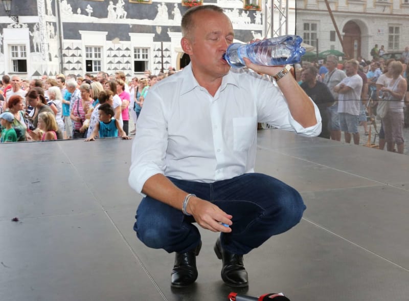 Celou sobotu bylo horko, a tak moderátor Karel Voříšek doplňoval pravidelně tekutiny