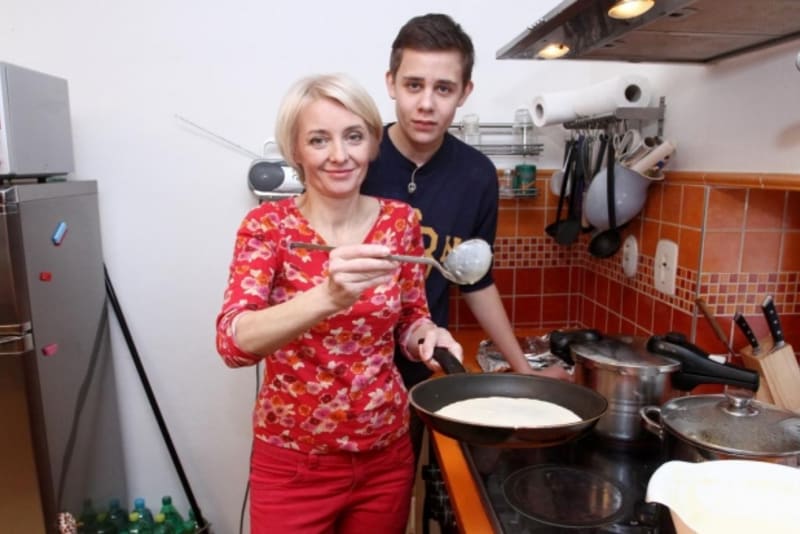 Vincent Navrátil pomáhal své mamince Veronice Žilkové, když připravovala večeři v pořadu Prostřeno