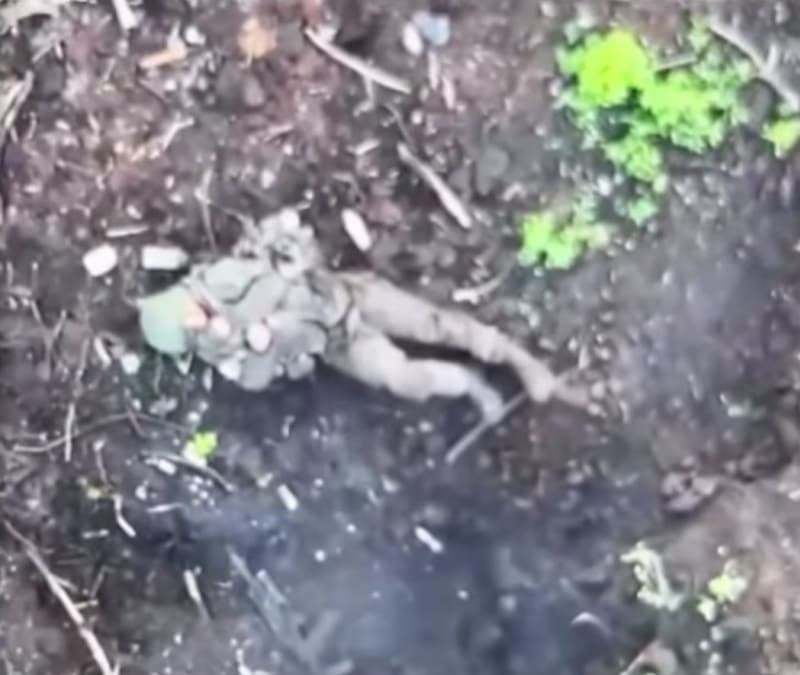 Svržená bomba ruského vojáka doslova odhodila, poté už zůstal jen nehybně ležet.