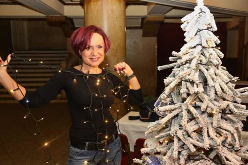 Petra svůj vánoční stromeček doma nemá, proto si výzdobu toho v Lucerně náramně užívala