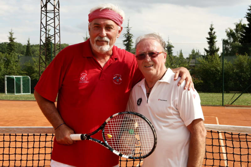 Na tenisových kurtech si v dílu zasportují Jan Rosák s Petrem Jandou.