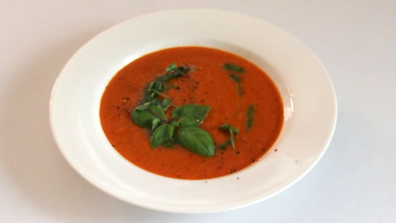 Polévka z pečených paprik a rajčat